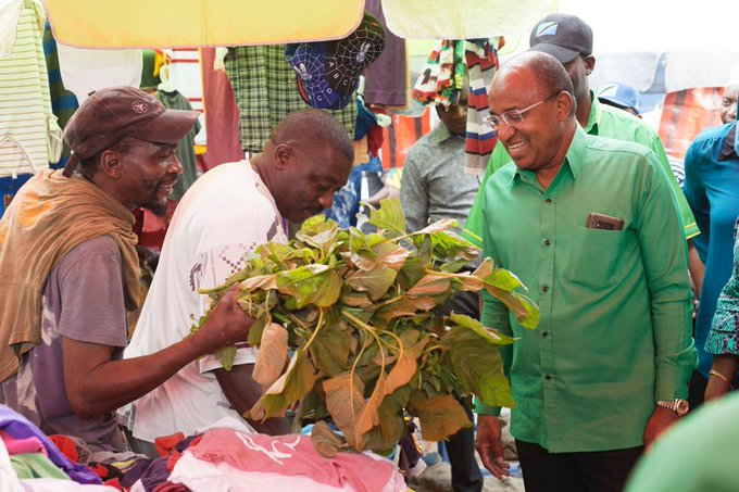 buchosampya's tweet photo. Leo Novemba 02, Rais mteule wa Zanzibar Dk Hussein Ali Mwinyi (kulia) anatarajiwa kuapishwa na kuwa Rais wa awamu ya nane wa Serikali ya Mapinduzi ya Zanzibar na Mwenyekiti wa Baraza la Mapinduzi. https://t.co/EPbhxmxlu6