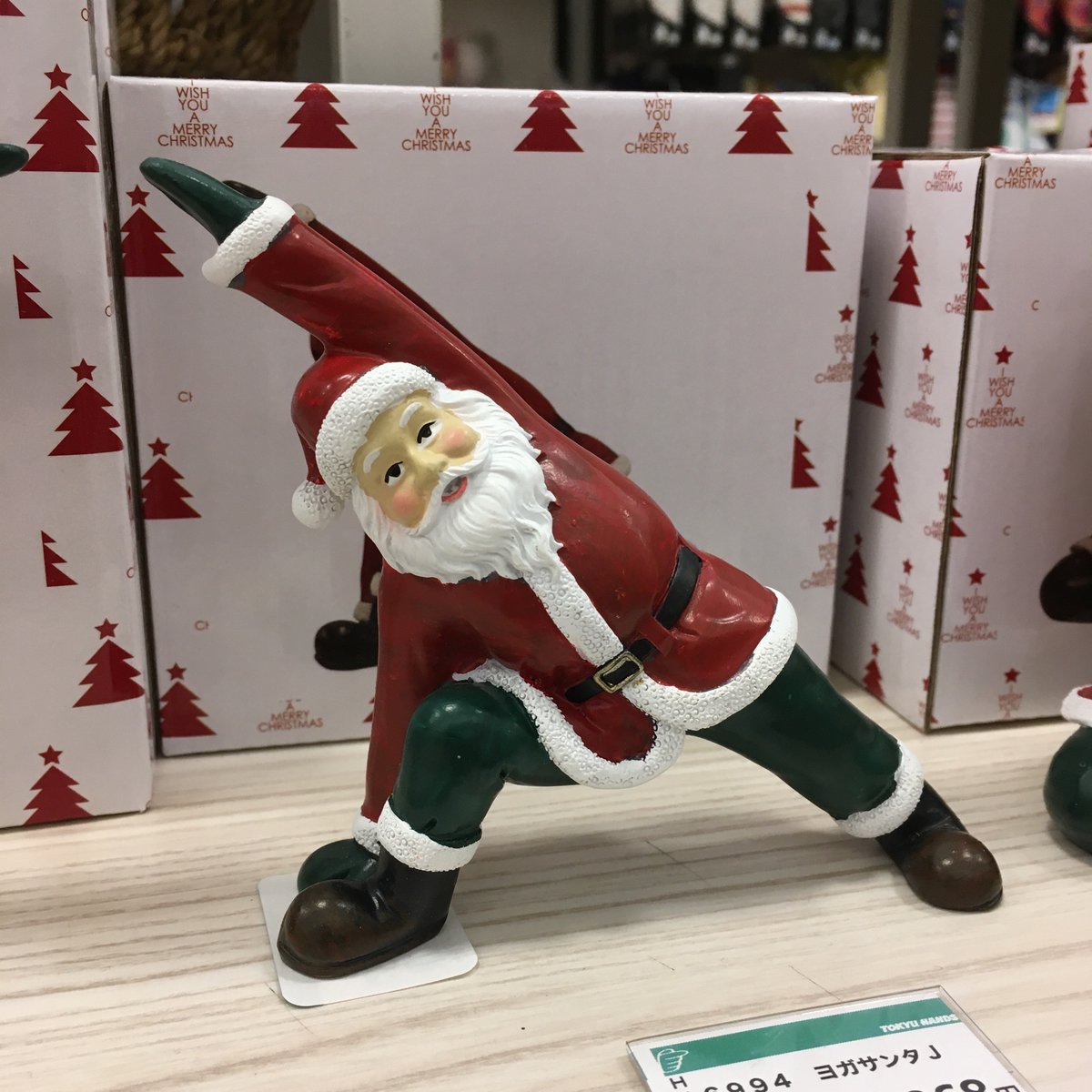 東急ハンズ博多店 しっとり ぱんです こんにちは 11月に入りましたねー な な なんと 東急ハンズ博多店 1階では クリスマス グッズが登場しております 今年もおるー ヨガ サンタ サンタさんもヨガ しよるけん ぱんもそろそろ