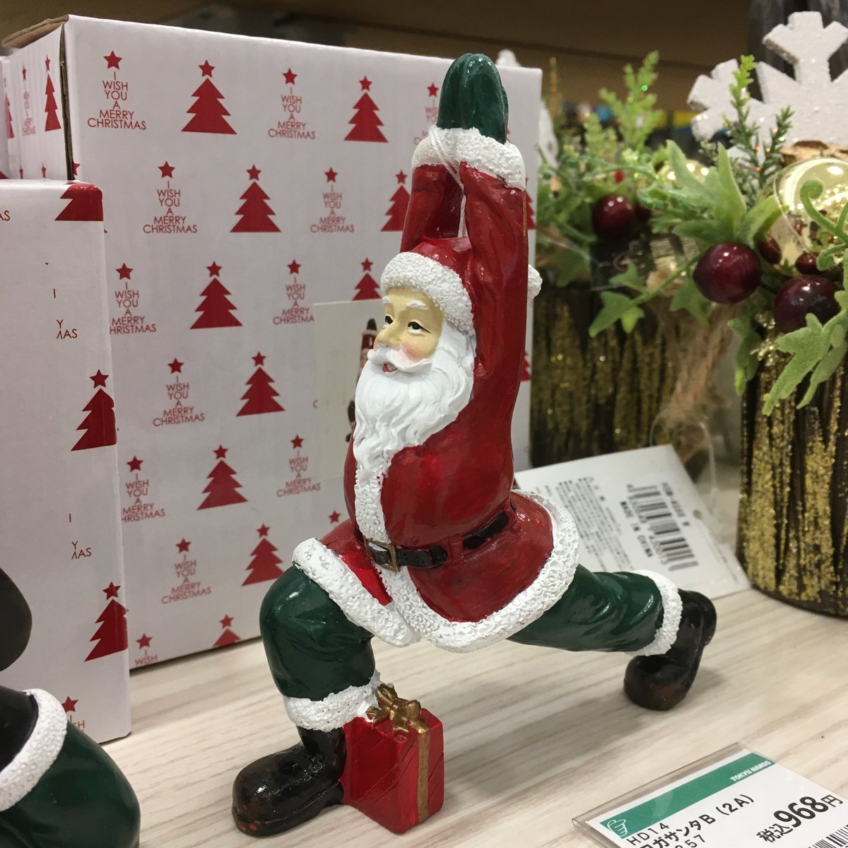 東急ハンズ博多店 しっとり ぱんです こんにちは 11月に入りましたねー な な なんと 東急ハンズ博多店 1階では クリスマス グッズが登場しております 今年もおるー ヨガ サンタ サンタさんもヨガ しよるけん ぱんもそろそろ