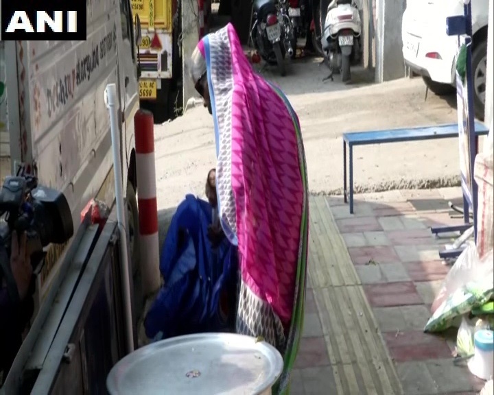 AHindinews's tweet photo. दिल्ली: बाबा का ढाबा के मालिक कांता प्रसाद ने उनका वीडियो पोस्ट करने वाले गौरव वासन के खिलाफ फंड को लेकर एक शिकायत दर्ज़ करवाई। उन्होंने बताया,"गौरव ने हमारे साथ विश्वासघात किया है। डोनेशन अपने भाई, पत्नी और अपने अकाउंट में डलवाए हैं। मुझे तो ये भी नहीं पता कि कुल कितना पैसा है।" https://t.co/cINH9Om0e4