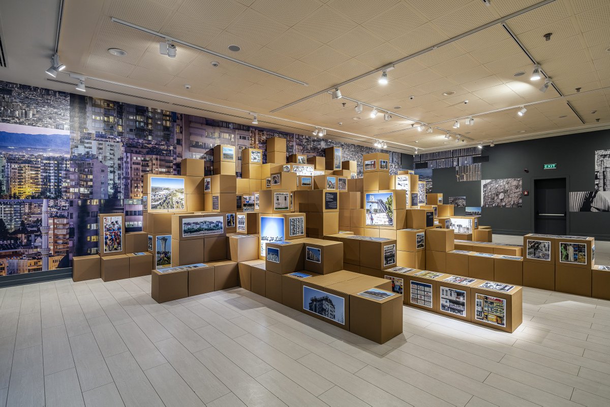 izleyicinin dikkatini kentin ‘kadim zamanlardan bugüne taşınan emanetleri’ ile ‘geleceğe aktardığımız ihanetlerimiz’e çekmeyi amaçlıyor.
Sergiyi çevrimiçi olarak ziyaret etmek için lütfen tıklayın: atso.xyz/NIfkx