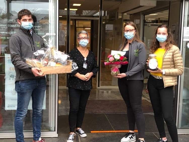 fja_be's tweet photo. Merci aux sections FJA pour leur soutien au personnel soignant!
⚠️Respectez les gestes barrières et limitez vos contacts!
Soyez solidaires envers les personnes les plus vulnérables, envers toutes les professions qui sont en première ligne!
💪 Prenez soin de vous et des autres ! https://t.co/sEcO37uLvp