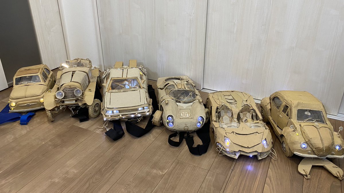 しょうたダンボール 作品の整理で車のカバンを右から 制作順に並べてみました こうやってみると壊れてきてるので 近々修理しようと思います 変わったカバン ダンボールリュック