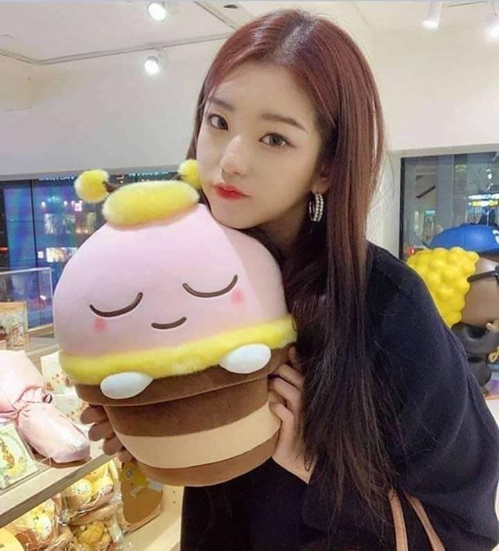 Nadya0496956219's tweet photo. Halo saya nadya, ingin mencari teman. 

Mutualan? Rt/like
Fambest? Dm

#roleplayer #roleplayerindonesia #roleplayeraccount #roleplayerkpop #roleplayer https://t.co/P1PCxYRmPY