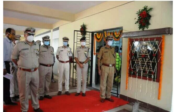 sambad_odisha's tweet photo. ଭୁବନେଶ୍ବରରେ ସାଇବର କମ୍ପ୍ଲେକ୍ସ ଉଦଘାଟିତ
ସାଇବର ଅପରାଧ ମୁକାବିଲା ଆମ ପାଇଁ ଚ୍ୟାଲେଞ୍ଜ: ପୁଲିସ ମହାନିର୍ଦେଶକ 

https://t.co/IpnDLDriux

#CyberComplex #Inaugurated #Bhubaneswar #Odisha @DGPOdisha @odisha_police #Sambad https://t.co/NvXAt7fCXZ