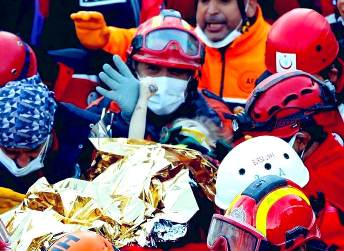 65 saat sonra hayata tutunan o el.. İzmir depreminin temsili olabilecek bir fotoğraf.