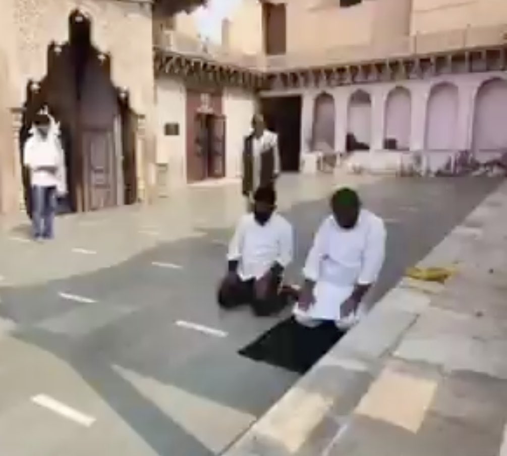 ASTHAKAUSHIK_'s tweet photo. मंदिर में नमाज़ पढ़ने वालों पर FIR दर्ज हुई! मथुरा के बरसाना थाने में खुदाई ख़िदमतगार संस्था के 4 लोगों पर क��स दर्ज हुआ है। आरोप है कि इस संस्थान के दो लोगों फैज़ल खान और चाँद मौहम्मद ने नंद बाबा मंदिर में पहले नमाज़ पढ़ी और फिर वीडियो बना कर सोशल मीडिया पर वायरल किया। https://t.co/Pulg83q0hI