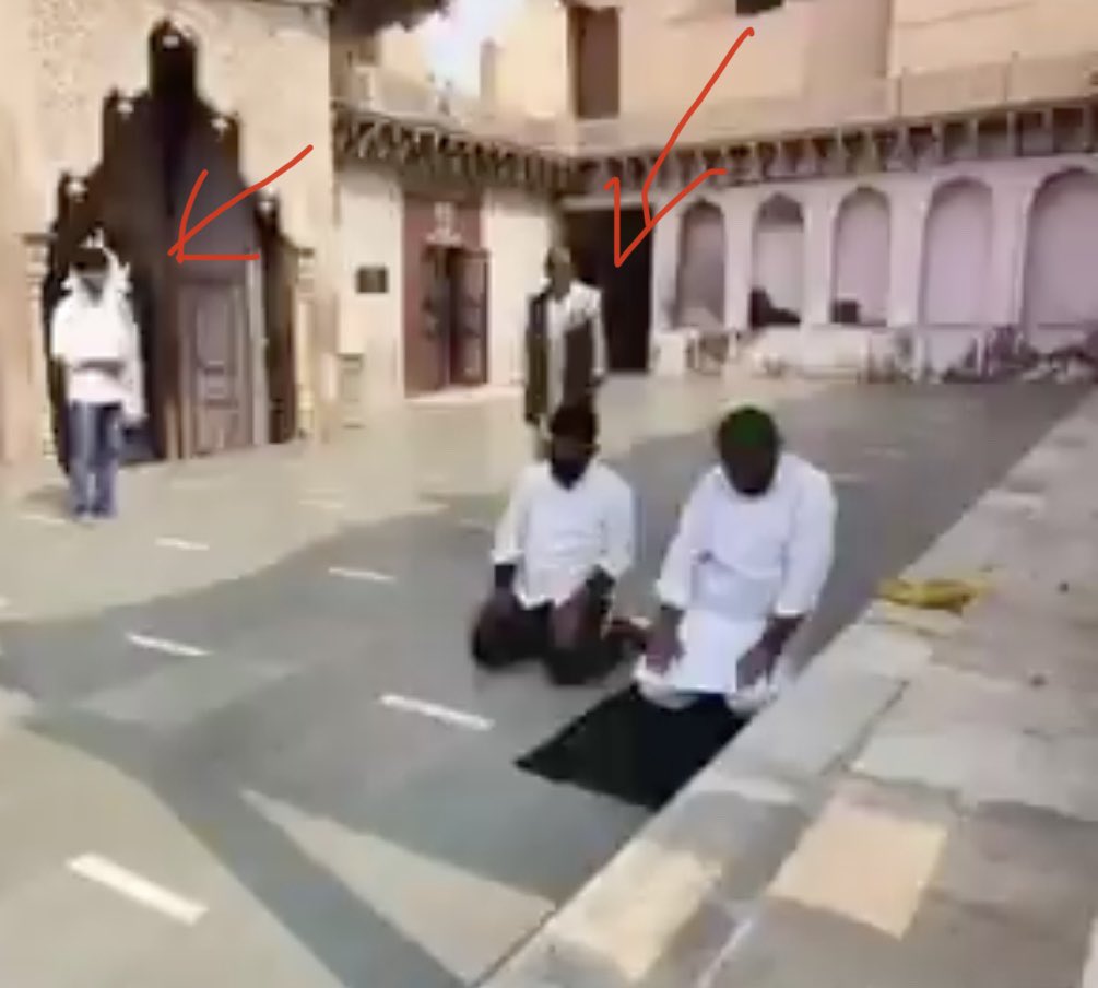 ASTHAKAUSHIK_'s tweet photo. जिस वक्त मंदिर में नमाज़ पढ़ी जा रही थी और वीडियो बन रहा था वहां कई लोग मौजूद थे!जो दूर खड़े सबकुछ चुपचाप देख रहे थे,जब विरोध शुरू हुआ तो FIR दर्ज हुई।सवाल यहां उन लोगों से भी है कि उस वक्त चुप क्यों थे!और सवाल उन नमाज़ियों से भी क��� इस तरह वीडियो बनाने के पीछे उनकी मंशा क्या थी! https://t.co/9mPeHyU5yL