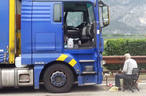Conftrasporto's tweet photo. 🚛🍝🙌Mai più immagini come questa! Chiediamo punti di ristoro aperti dopo le 18.00 anche sulle strade statali e negli interporti: i #camionisti devono poter cenare e accedere ai servizi igienici. Confidiamo nel prossimo #Dpcm 
@Confcommercio @ansa_economia https://t.co/SD8kJodhK2