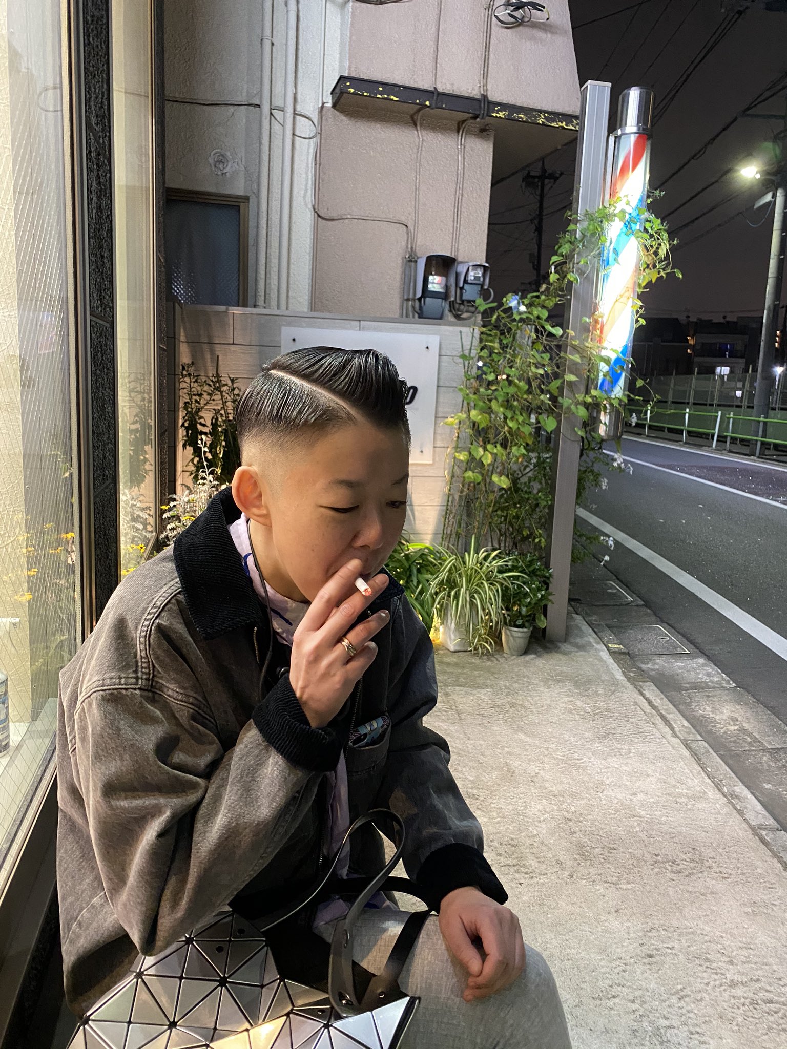 鈴木きよーし 刈り上げ女子 散髪後のタバコは格別らしい 床屋 刈り上げ 理容室 理容師 新小岩 バーバー バーバースタイル 葛飾区 東京barbers スキンフェード フェード 刈り上げ女子 おしゃれ七三 T Co Ywjtw5hjzc Twitter