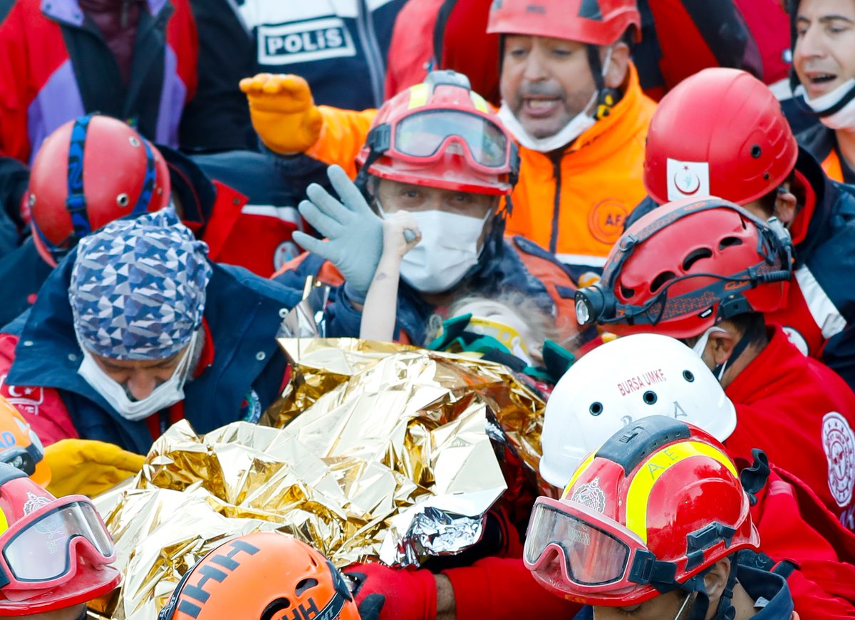 Baba olmanın lütuf mu ceza mı olduğunu çözemediğim yanı: Her çocukta kendi çocuğunu görmek, her çocuğun acısını hissetmek ve her çocuğun yaşama sevincine ortak olmak.