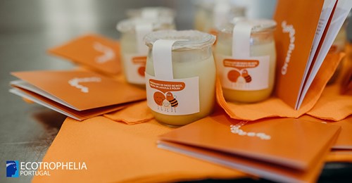 FEEICOMPETE2030's tweet photo. Parabéns #Portugal vence #ECOTROPHELIAEurope - a maior competição europeia em eco-inovação! O projeto #OrangeBee é um preparado alimentar à base de aquafaba e pólen apícola que reutiliza desperdícios da indústria alimentar https://t.co/pyqJMbw3BR https://t.co/COcBEObOuD