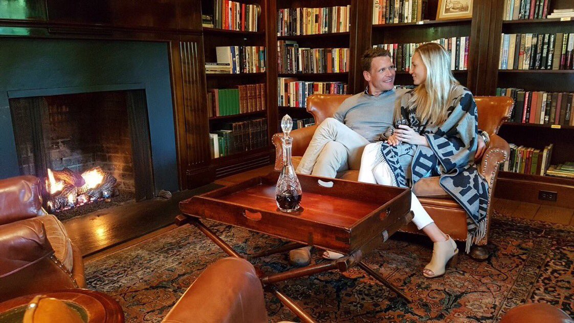 Books, burning fireplaces, and plush seating make for a snuggle-ready setting perfect for #Autumnal days.🍂🍁🔑🇺🇸🛎📚📖 🔥#Mayflower #travel #LuxuryTravel <a href="/AUBERGERESORTS/">Auberge Collection</a>