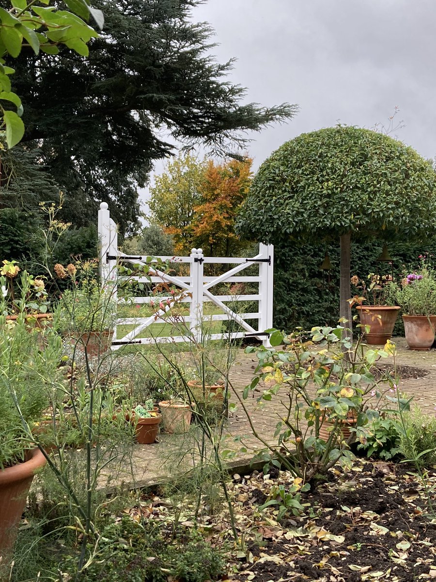 Oxfordplanters's tweet photo. Potager Garden Gates 😍 #madeforyou #madebyus #thegotocompanyforbespoke https://t.co/YRn1KSQqnX