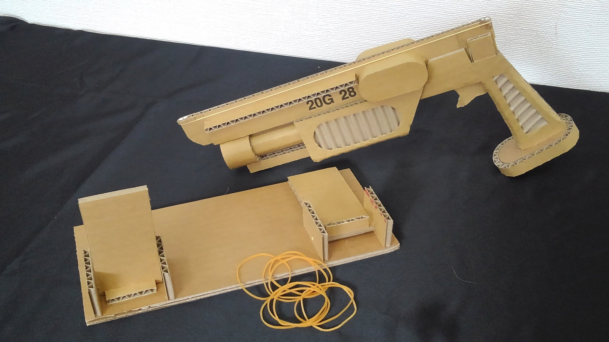 Tom 真中波ちゃん ダンボール輪ゴム銃を作りました先端から後端にひっかけた輪ゴムを親指で上にずらすだけという最もシンプルな構造です しかしながら命中精度も高く飛距離も結構ありますので的当てが楽しいです B ダンボール工作 輪ゴム銃 逗子 Tom 真中波ちゃん ダンボール輪ゴム銃を作りました先端から後端にひっかけた輪ゴムを親指で上にずらすだけという最もシンプルな構造です しかしながら命中精度も高く飛距離も結構ありますので的当てが楽しいです B ダンボール工作 輪ゴム銃 逗子