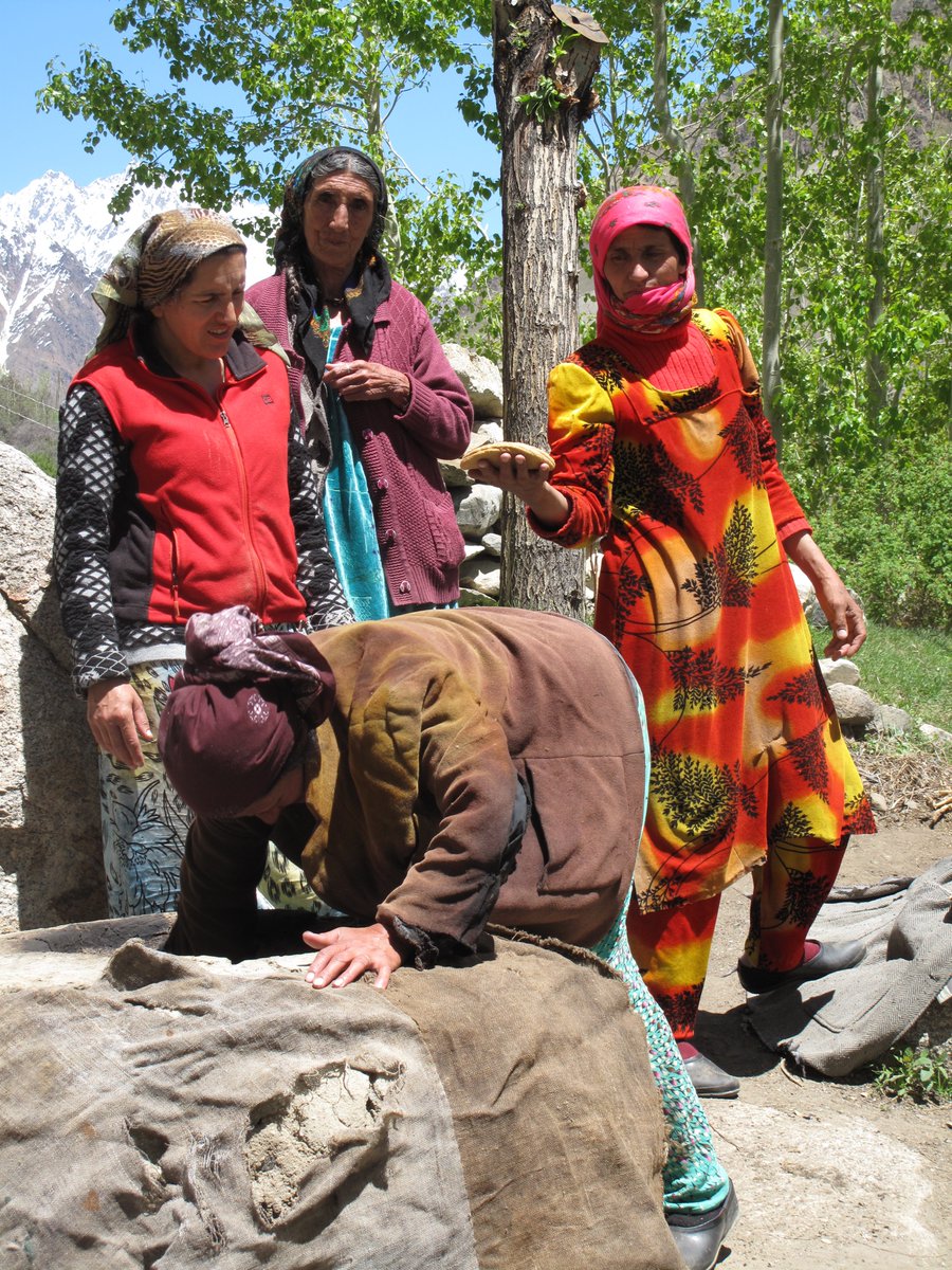  @JamilaHaider describes how relational thinking helped highlight the importance of sharing, reciprocity, hospitality and respect for maintaining  #biocultural practices in the Pamir Mountains, Tajikistan ( http://bit.ly/bioculturalPamir) 11/
