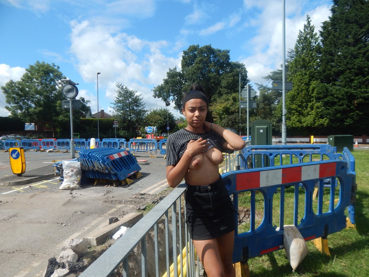 Flashharry666_'s tweet photo. Roadworks - no workers again! #FlashingGirl #flashingpublic #NoBraDay #nobrastyle https://t.co/d1gVbNvLjx https://t.co/JpA82l9gI8
