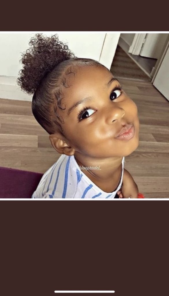bervelynnnn's tweet photo. Guess who’s sitting on top of the world right now🥳🥵😌. Miss Nlewedimmmm.(In Trickitees voice🤩) Our very own International #AwardWinningErica chai. Other countries show me your trend list. The power elites hold ano see some before🥰😍. Such a force to reckon https://t.co/bW53Q4MfFa