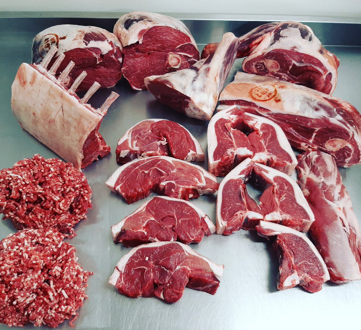 Due to the new restrictions coming in this week I have 2 lambs that were destined for restaurants that are looking for new homes.
4 grassfed half lamb boxes available. £80 each, cut to order and with free local delivery or we can courier them. RT please 👍
#COVID19 #shoplocal
