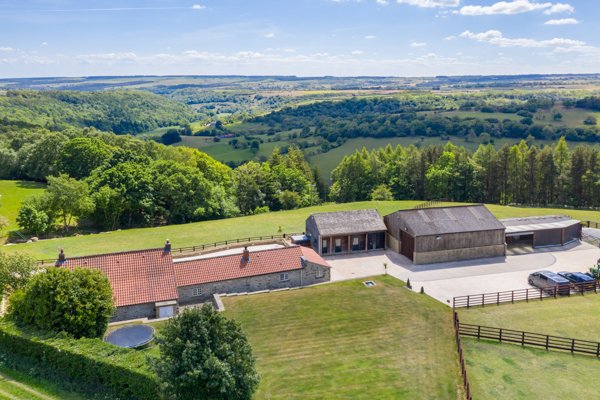 Superb equestrian property with outbuildings and land in an outstanding elevated setting overlooking the magnificent Ryedale countryside. £975,000. bit.ly/2HLHsDp #snilegateheadfarm #helmsley #ryedale #equestrian #rural #countryhouse @propertywords @thetimes @TheSTHome