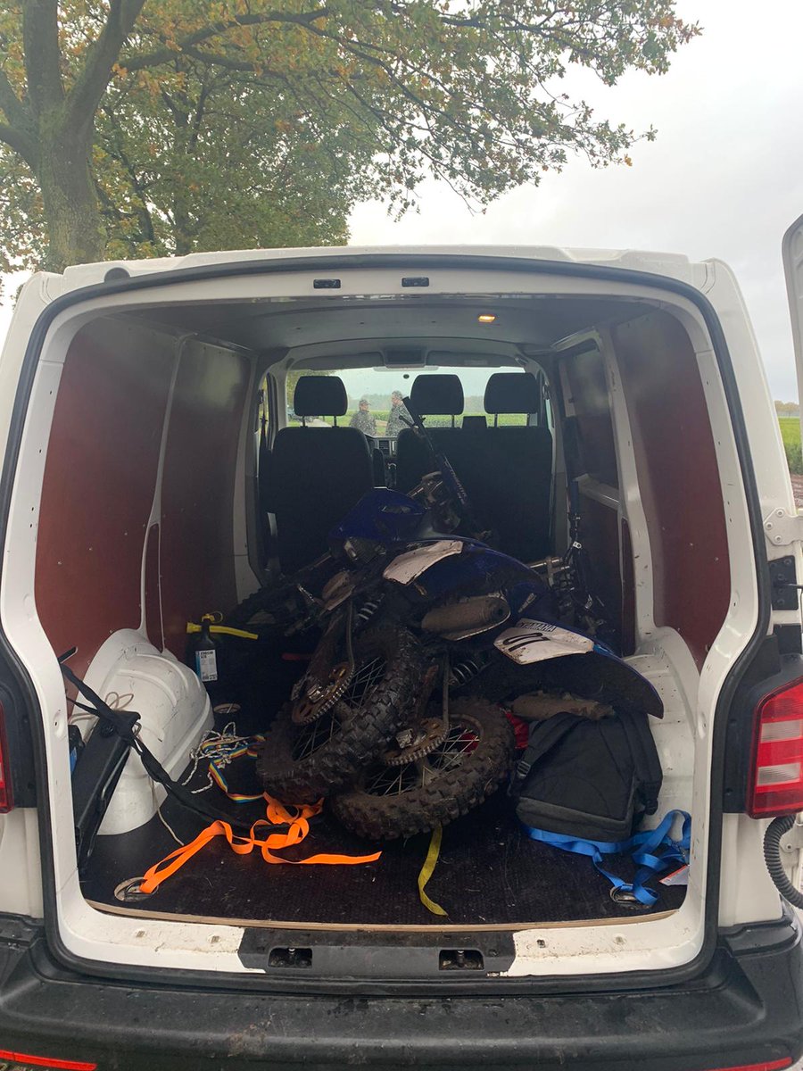 Gisteren een succesvolle motorcross actie gehouden samen met de partners van politie, SSiB, HH Oosterhout en de marechaussee in en rond het bosgebied Alphense Bergen. Hier een 75 tal personen gecontroleerd, 2 motoren in beslag genomen en diverse bekeuringen geschreven.