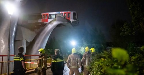 Dit ziet er toch filmisch uit? Spielberg had deze setting in z'n beste dagen kunnen bedenken. Ik zeg: stutten, vastlassen en gewoon lekker laten staan zo. Superdope. Heeft Spijkenisse ook een bezienswaardigheid. #metrospijkenisse #spijkenisse #SaveTheWhaleTrain