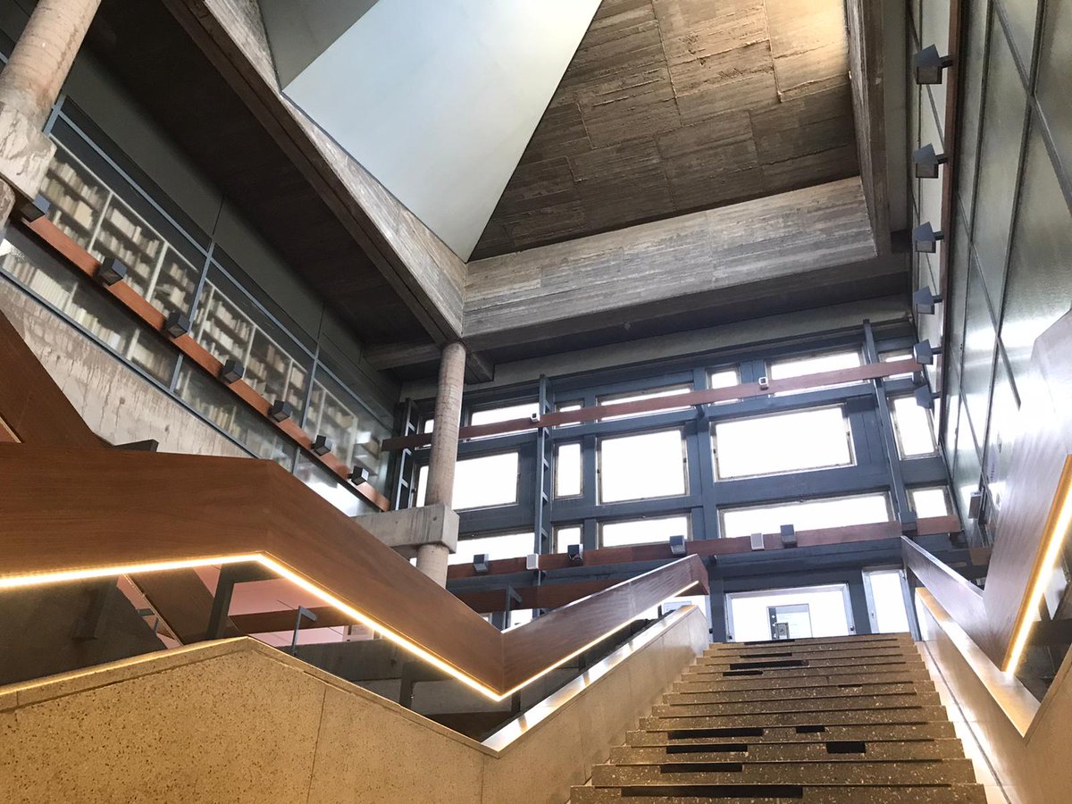 unibibkoeln's tweet image. Liebe Erstis! Leider können wir euch heute nicht persönlich am Infostand begrüßen und euch auch momentan keine Lernplätze anbieten. Trotz allem: Ein 💙-liches digitales Willkommen mit Fotos der #Unibib im #NovemberLockdown - und hoffentlich bis bald! 🙋 @UniCologne