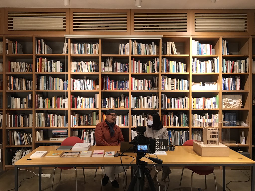 2020 오픈하우스서울 
주거와 사무실이 작은 마을처럼 이루어진 무지개떡 건축인 황두진건축사사무소 목련원 오픈스튜디오 진행 중입니다.