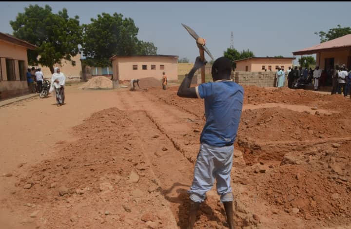 TrackaNG's tweet photo. N50m allocated in the 2020 FG budget for the construction of three-block classrooms at Katsina Central federal constituency, Katsina State.
We tracked and confirmed the project is ONGOING.
#2020FgProjects
https://t.co/WQwYppanol https://t.co/PeAm2XzKmB