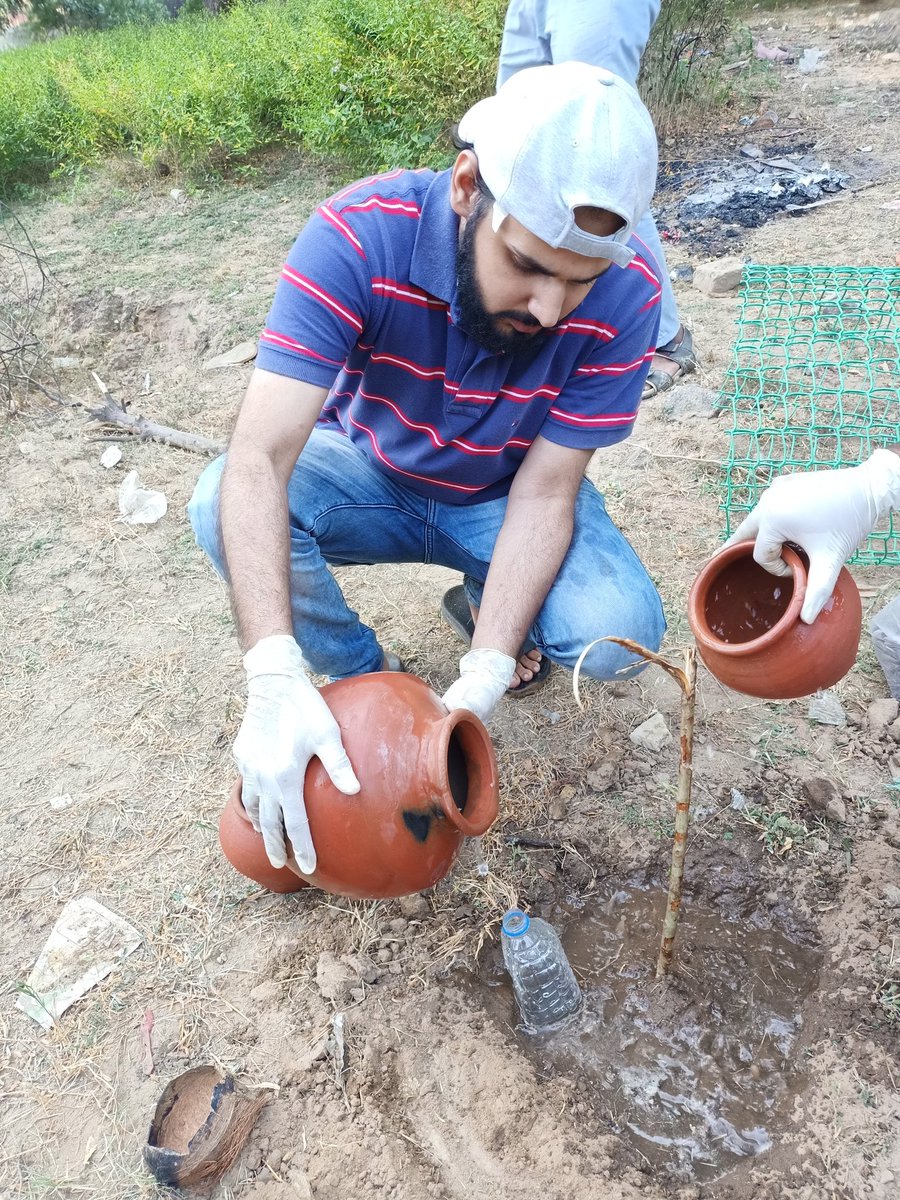 JaySDave1's tweet photo. Yesterday, Planted Banyan Tree 🌱 near the river of Sabarmati at Dholeshvar and cleaned the river with help of friends.
"The river is ours, Responsibility is ours"
@SwachhBharatGov @swachhbharat @sbmugujarat @GandhinagarMC
#SundayforNature #environment
#sabarmati https://t.co/jrKAdXUkI3