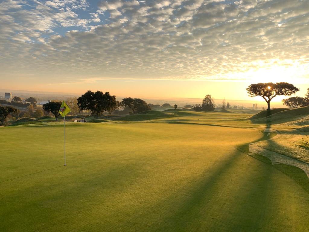 DAranguren2002's tweet photo. Todo listo en la RSHECC para la última jornada. Impresionante trabajo de todo el equipo de ⁦@JuanmaLobell⁩ y toda la oficina deportiva.  ⁦@Fedgolfmadrid⁩ ⁦@rfegolf⁩ https://t.co/jZxwPbrb88
