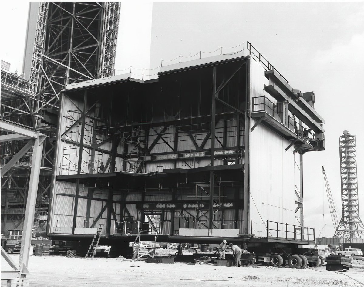 The interior is outfitted with various work platforms, some of which can provide air-conditioned areas for engineers to work on the launch vehicles.