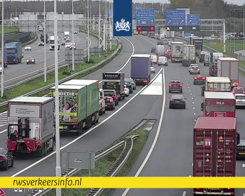 Door een ongeval met een motor kun je momenteel niet via de A4 naar de A15 richting Nijmegen .