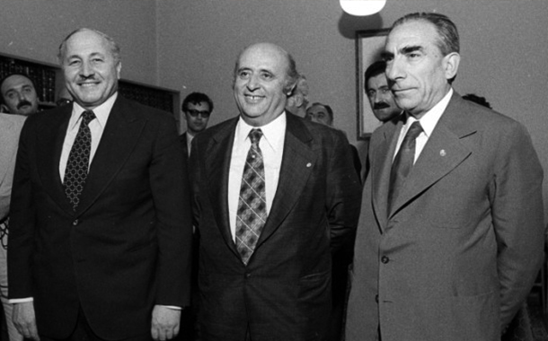 Par la suite, Türkeş devint vice-PM en 1975, dans le cadre d’un gvt d’union des droites (dit « de Front nationaliste ») dirigé par le libéral-conservateur Süleyman  #Demirel. Le père fondateur de l’islamisme turc (Necmettin  #Erbakan) occupait aussi la fonction de vice-PM (8/17)