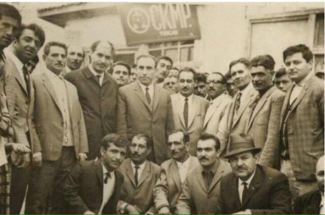 Lors du congrès d’ #Adana de février 1969, le CKMP devint le MHP. Cet événement révéla une opposition entre les tenants d’une ligne kémaliste et turciste (inspirée de Nihâl  #Atsız) et ceux d’une ligne ottomanostalgique revendiquant l’islam comme facteur d’unité culturelle (6/17)