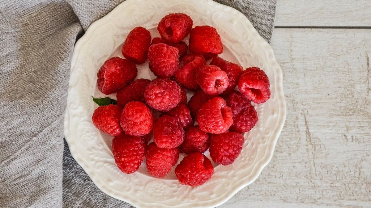 You can't beat a healthy snack that also tastes delicious 🤤 but did you know that some of your favourite fruits are part of the rose family? 🌹 Raspberries, cherries, apricots, plums, pears and apples are just a few of our favourites that all fall into the rose category!  🍒