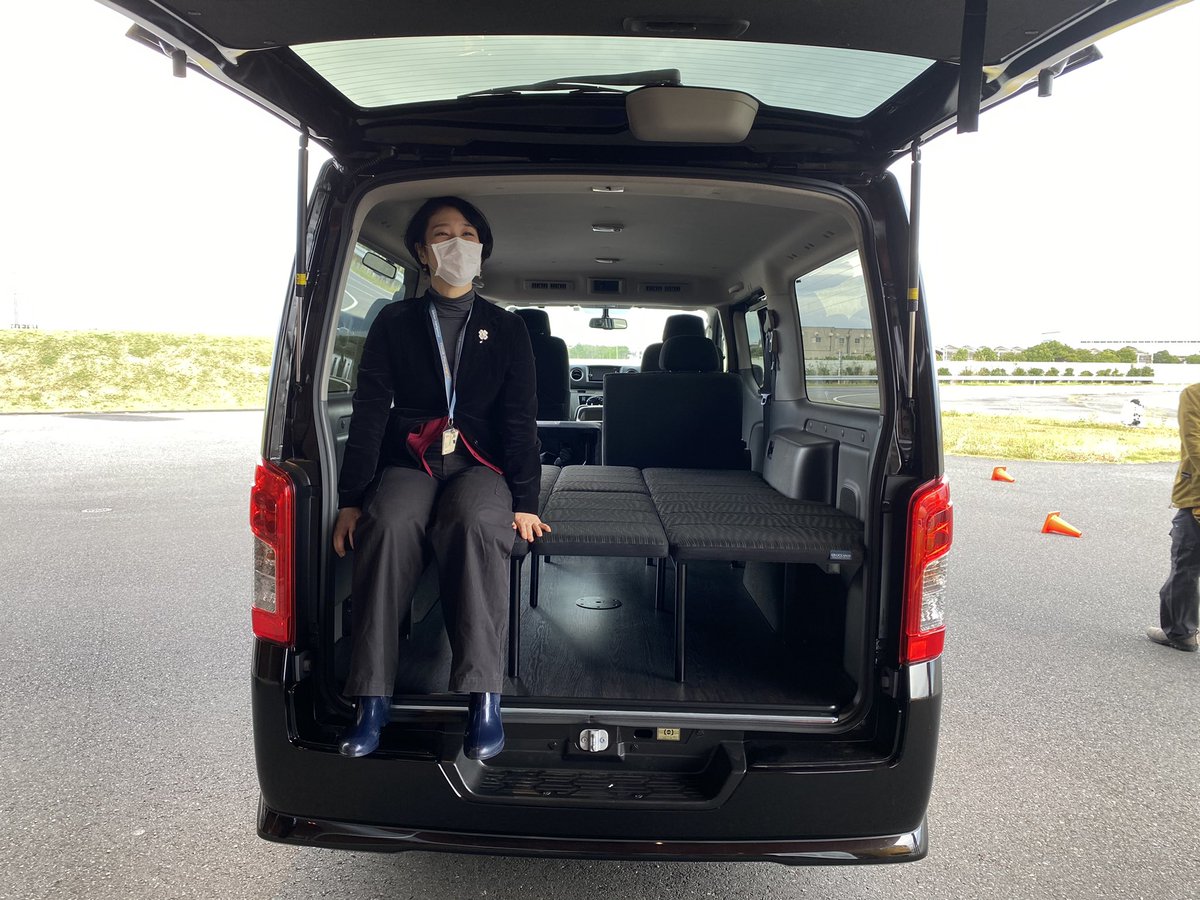 コグレ 旅ストラップ かわリュmini発売 車中泊キャラバン 乗車定員は5人 写真の女性は162cmです 後ろのベッドスペースは180cm弱の人が2人くらい寝られる広さ 移動するセミダブルベッド 通常のキャラバンより40万円くらいプラスと言ってたかな コグレ 旅ストラップ かわリュmini発売 車中泊キャラバン 乗車定員は5人 写真の女性は162cmです 後ろのベッドスペースは180cm弱の人が2人くらい寝られる広さ 移動するセミダブルベッド 通常のキャラバンより40万円くらいプラスと言ってたかな