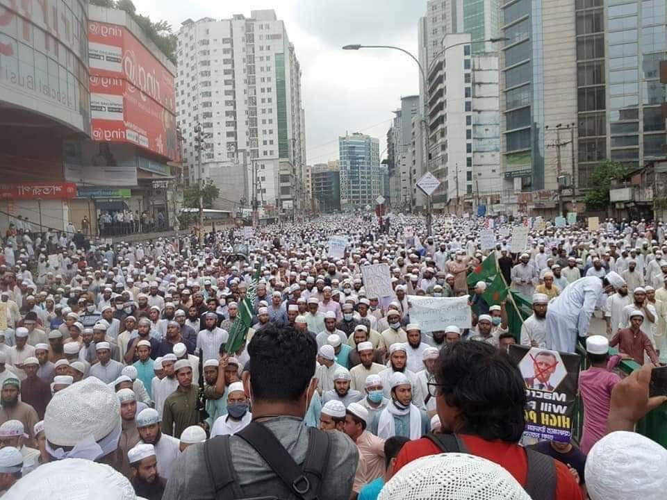 comrademahmud01's tweet photo. Today Hefazat Islam #Bangladesh, Dhaka city branch has arranged "Lay Siege Programme of France Embassy" to show their protest against the defamation of holy #ProphetMuhammad(Peace Be Upon Him) by the #France government. 
#BoycottFrenchProductsForever 
#StopIslamophobia https://t.co/xljhsK4gQt