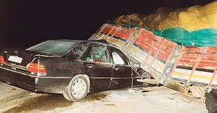 Çatlı trouva la mort dans un accident routier en 1996, aux côtés d’un responsable de la police stambouliote et d’un député. La PM Tansu  #Çiller déclara alors : « On se souvient avec respect aussi bien de celui qui tire que de celui qui reçoit une balle au nom de l'État » (13/17)