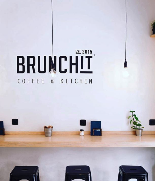 📍A place to be ❤️ En Brunchit puedes venir a comer, a leer 📖 , a estudiar, a escuchar música 🎶 , o a relajarte ⛱. Puedes venir a muchas cosas, y siempre Only good vibes 💛 #brunchit #brunch #breakfast #onlygoodvibes  #foodie #foodporn  #healthyfood #realfood 🗿#marbella