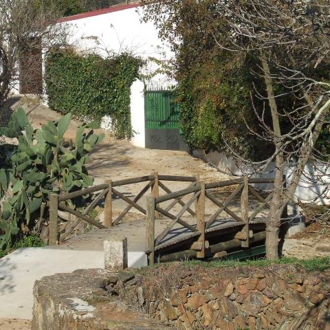 TomTom's tweet image. Between Portugal and Spain, there is a small bridge that connects the two countries. At less than 3.5 meters long, it is considered the world’s shortest international bridge! #MapFactMonday