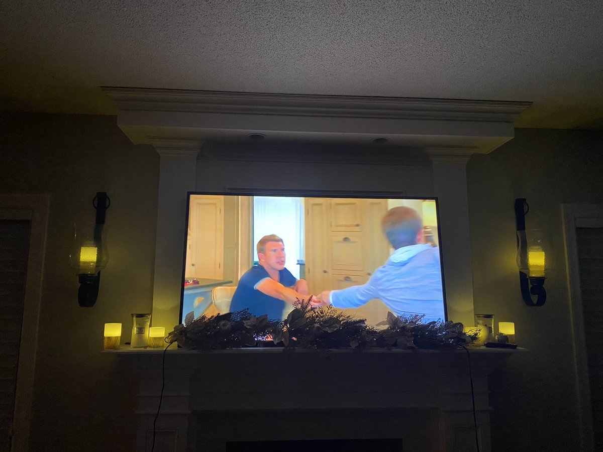 ChrisleyFans's tweet photo. Guess what im watching? https://t.co/LJdGjr2aRf