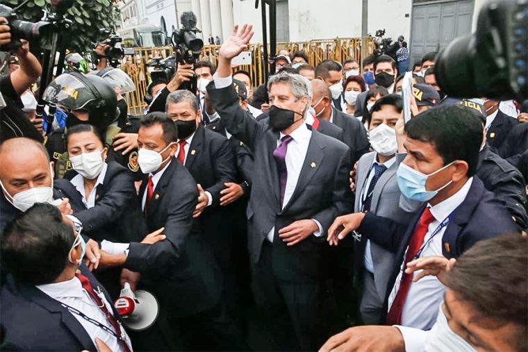 DiarioElPeruano's tweet photo. Francisco Sagasti salió a la avenida Abancay para saludar a los manifestantes. Muchos lo aplaudieron y algunos incluso arengaron "Sagasti presidente" https://t.co/5F11uLf9dC https://t.co/6Ua7DRsOsM