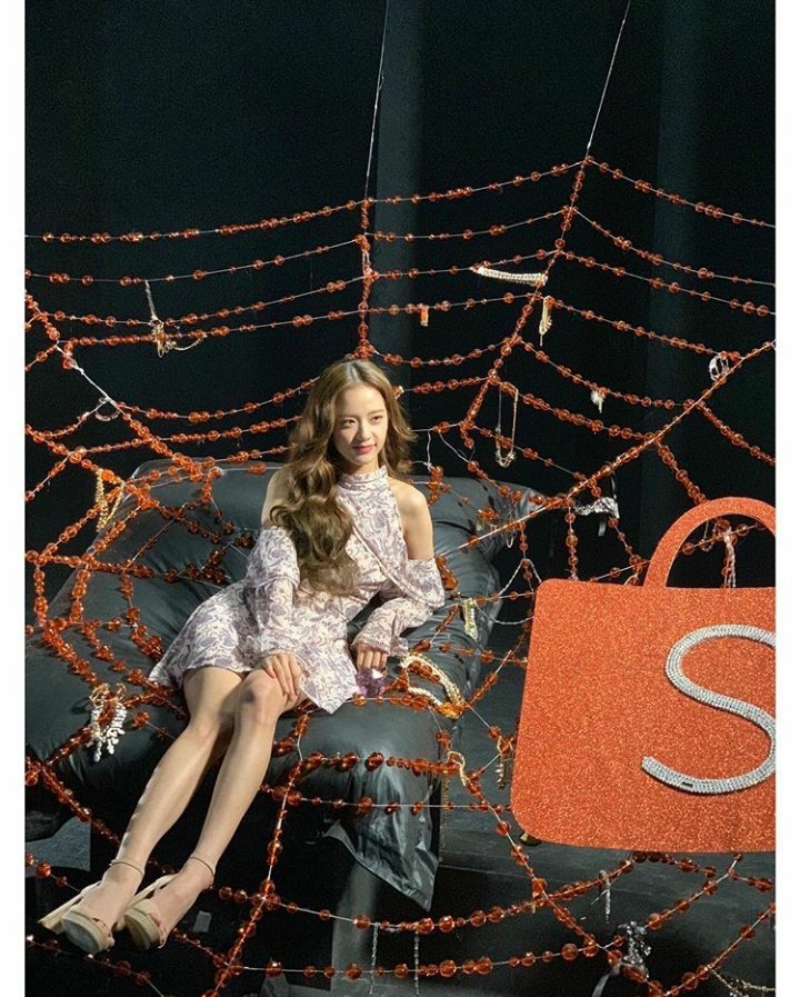 ItsJisoo_bp's tweet photo. 가서 "SHOPEE"방문
@ShopeeID 
#BLACKPINK #YG #BLINK #JISOO #BLACKPINKTHEALBUM https://t.co/f73w6MHXyh