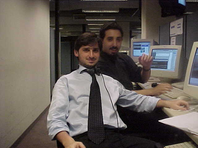 Sentir
Que es un soplo la vida
Que veinte años no es nada
Que febril la mirada
Errante en las sombras
Te busca y te nombra