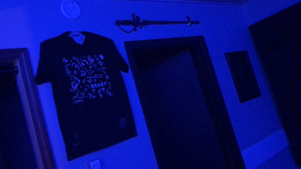 oscar_layer's tweet photo. Signed Mr. Beast Shirt deserves a spot on the wall. ✊ #givehimasub #mrbeast #idol @MrBeastYT https://t.co/q5XiOJokWX