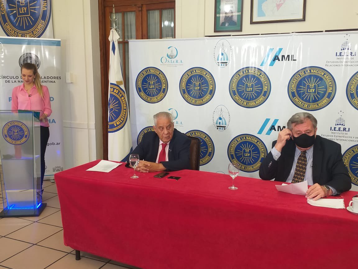 uni_moron's tweet photo. En el marco de la actividad "Cambio de Roles", en la conformación de Comisiones y sesión plenaria, el Bloque de la Universidad de Morón, junto con 6 Bloques más, logró dictamen de mayoría en el Proyecto de Ley sobre Inteligencia Artificial presentado por el Bloque en la HCDN. https://t.co/rGV1fg0OK0