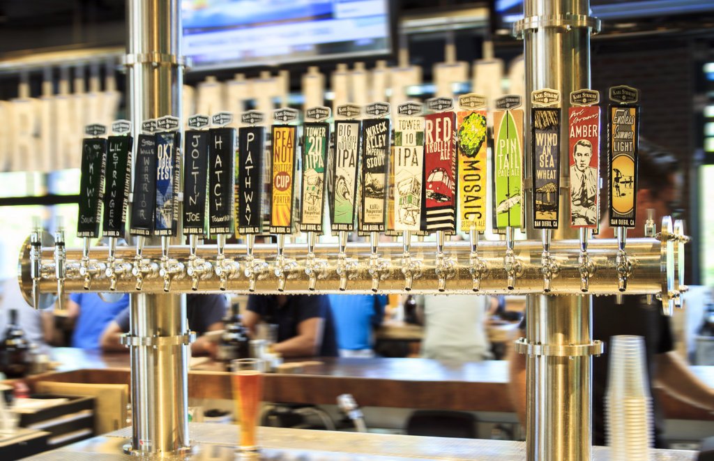 GlacierDsgn's tweet photo. #CustomerCorner – @KarlStraussBeer:
Karl Strauss was so impressed with Glacier’s design and installation, that this design will now be the standard for all new and remodeled Karl Strauss locations. https://t.co/1YCkwjRybW