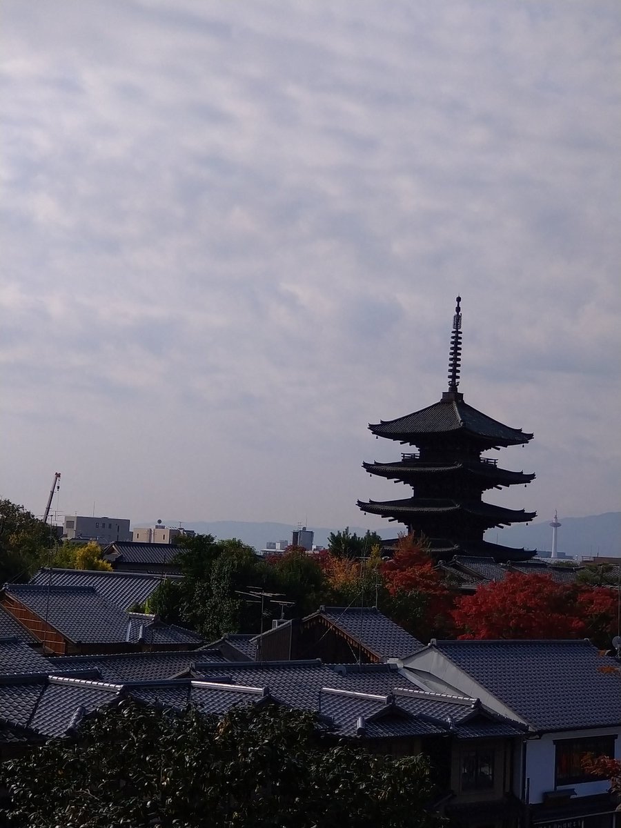 1122Sabo's tweet photo. 昨日、同僚の人たちと京都の清水へ行ってきました😊
お茶漬けが目的だったんだけど、清水寺もお土産見ながらぶらぶらしたり陶芸も楽しかった〜👍
紅葉も見頃でした🍁
でも、まぁまぁな密…😅
 #阿古屋茶屋
 #清水寺 https://t.co/zxNTBbHFJy