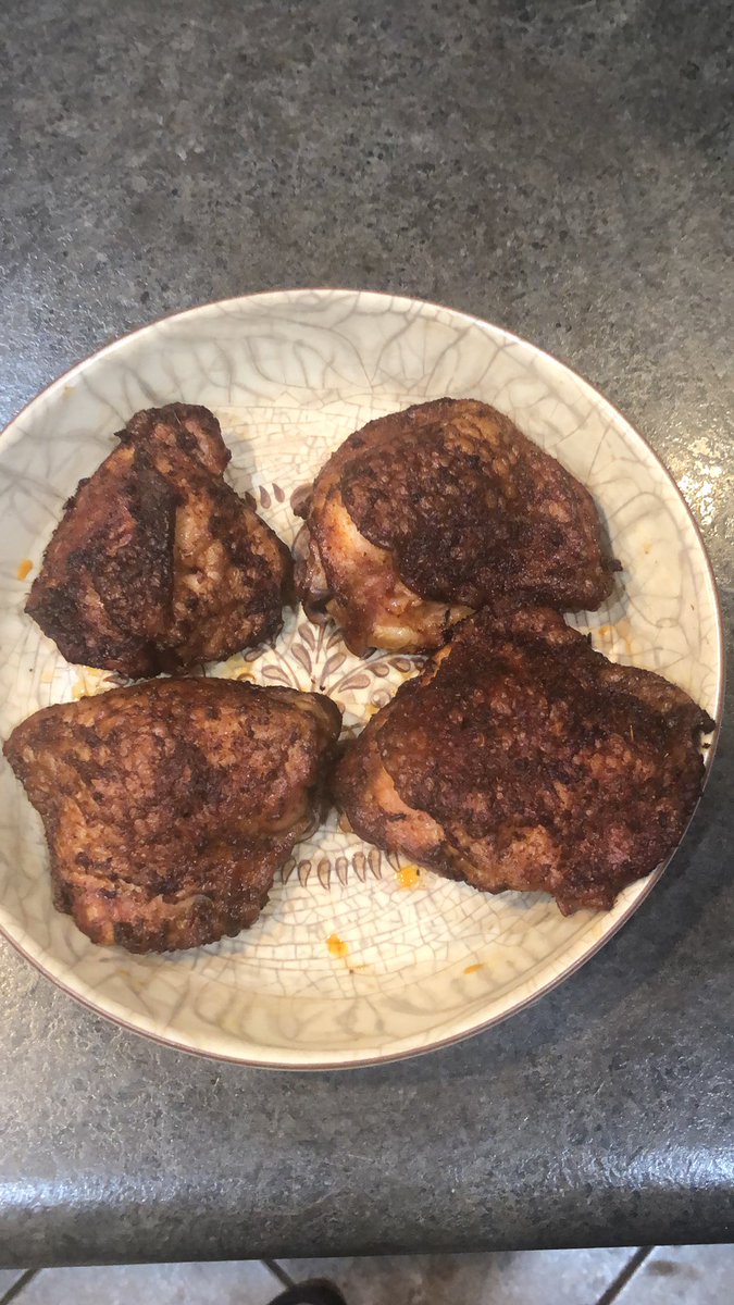 ElLeroyGrilling's tweet photo. Time to grub... Spicy chicken thighs.. #ElJefecooking #spicychicken #smoker #applepellets https://t.co/qqcos1FH0X